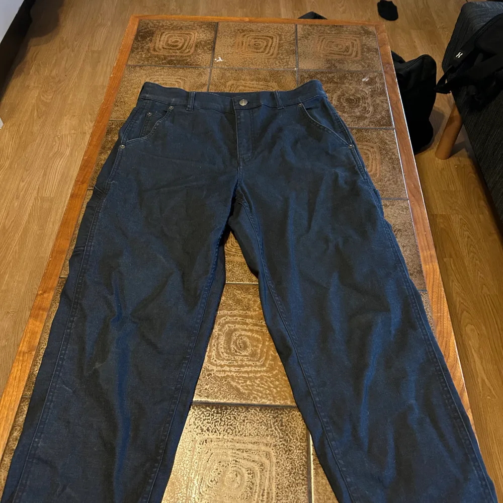 Ett par Dickies workwear pants, köpte i en dickies butik utomlands, sällsynt vara. Byxan är mörkblå. Jeans & Byxor.