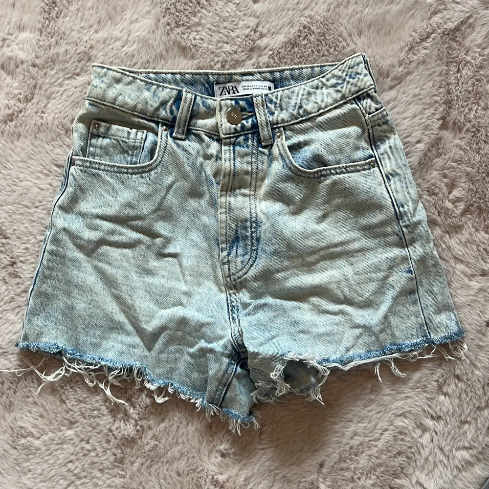 Jeans shorts från Zara i storlek 34. Säljer pga blivit för små för mig.. Shorts.