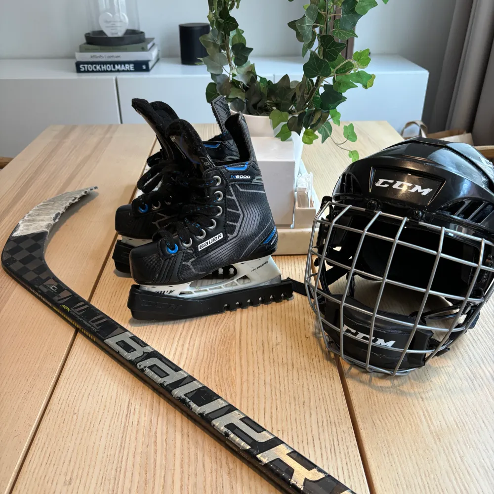 Riktigt bra & sjysta prylar perfekta för skridskoskola / hockeyskola / lek på is.  CCM FL40 hockey hjälm med galler stl XS - nypris 599:- Bauer Nexus stl y9 / eur 27 -nypris 999:- Klubban på köpet.  Köp/överlämning i Vasastan el city. . Övrigt.