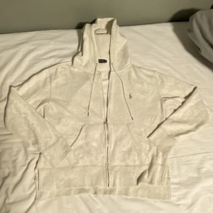 Ralph Lauren ziphoodie - Säljer en fett snygg och trendig Ralph Lauren ziptröja för damer. Skick ca 9/10 med 0 defekter! Endast lite lite luddrig. Köpt på Ralph Lauren för 1500kr och den är knappt använd!! Kontakta vid intresse! 