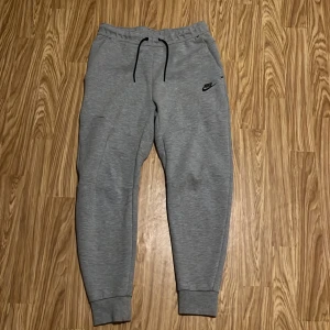 Nike tech byxa  - Oandvönd, köpte den för en månad sedan den är för liten köpte den för 750kr