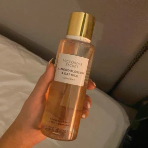Victoria secret parfym  - En Victoria secret perfym, som är i lukten ALMOND BLOSSOM & OAT MILK. Den är endast testad💕