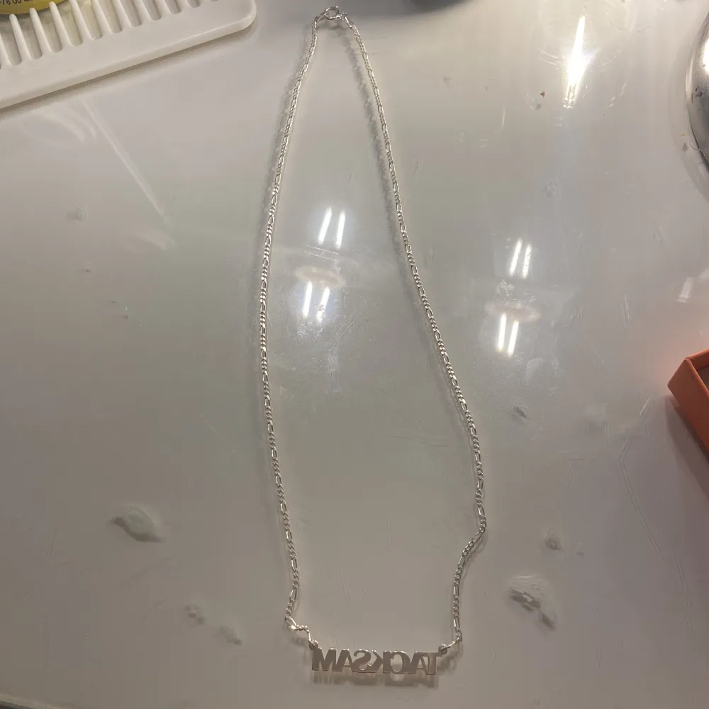 Säljer detta halsband i sterling silver från MYKA där det står ”tacksam” Ordinarie pris 490kr så säljer för 400kr . Accessoarer.