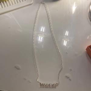 Säljer detta halsband i sterling silver från MYKA där det står ”tacksam” Ordinarie pris 490kr så säljer för 400kr 