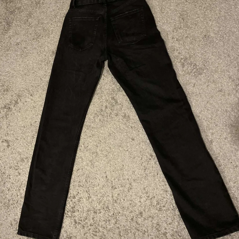 Svarta jeans. Raka ben och mid-waist. Använts 5 gånger. Inga fläckar eller märken. Köpt för 379kr.. Jeans & Byxor.