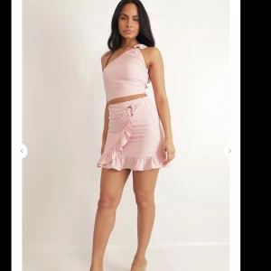 Rosa Set 🩷 (Topp och kjol) - Ljus rosa set från Chiquelle i Storlek M. Helt oanvända. Säljer då de är lite för stora för mig. Modellen på bilden bär small som referens. Chiquelles storlekar brukar va lite mindre. Underdelen är en skort skirt och har shorts under kjolen.