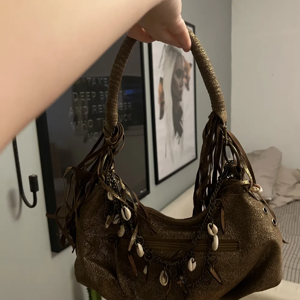 Annorlunda brun handväska med inslag i guld😊 Oanvänd . Väskor.