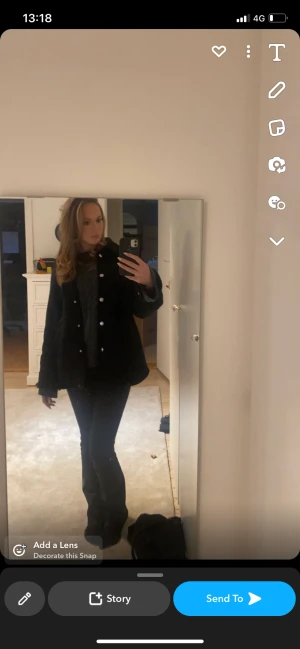 Svart kappa  - Säljer denna svarta kappan från mobil, använd några gånger förra hösten inte mer. Den är mellanlång och hyfsat varm💗💗