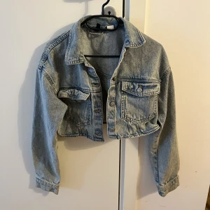 Jeans Jacka 🧥  - Kort jeans jacka aldrig använd.❤️
