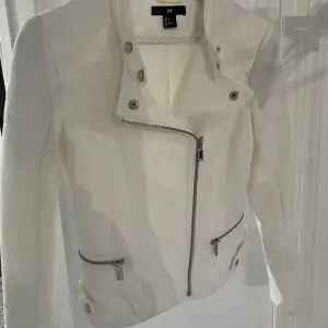 Denna söta vita jackan köptes på H&M för väldigt länge sen. Den är snygg och simpel. Perfekt inför våren💗