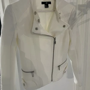Vit Jacka - Denna söta vita jackan köptes på H&M för väldigt länge sen. Den är snygg och simpel. Perfekt inför våren💗