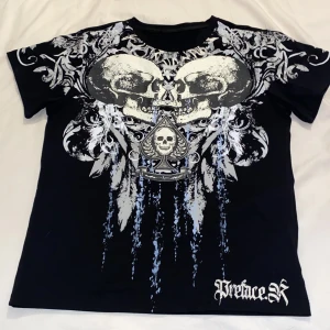  En Svart t-shirt  - En svart t-shirt som är i nyskick den har död skallar på, den har används en gång och den är Jätte skön att ha på sig och bra material.  