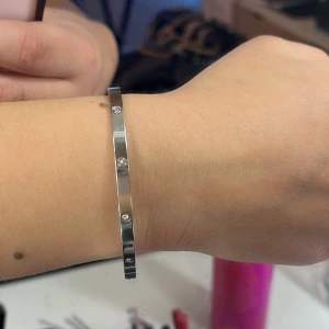 Jättefint armband från raglady😍 - Använder inte mera men i hyfsat nytt skydd. Enda anledningen att jag säljer den är att den lossnar ganska enkelt 