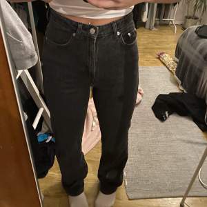 Skit snygga jeans med perfekt passform i storlek 36🩶🩶 Perfekt längd för dig som är mellan 162-170🩶🩶