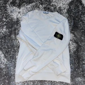 Stone island hoodie - Säljer min Stone island hoodie för att den är för stor för mig, skick 8/10, pris kan diskuteras vid snabb affär. OBS qr koden är avklippt.