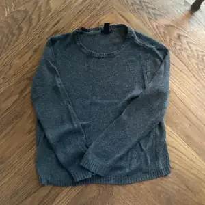 En stickad grå tröja från forever 21 i New york som aldrig kommer till användning. Sitter som en smäck på allt o alla. Ej lång i armarna.