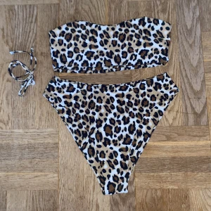 Bikini set, leopard mönster - Bikini set i strl S från Zaful. Tillhörande axelband och inlägg ingår. Bra skick! Bara Över-/underdelen - 30kr. Hela setet - 40kr.