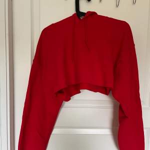 Röd, croppad hoodie från märket BDG.  Strl M/L men passar också S.  Kan mötas i Gävle annars står köpare för frakt🧡 Sparsamt använd.