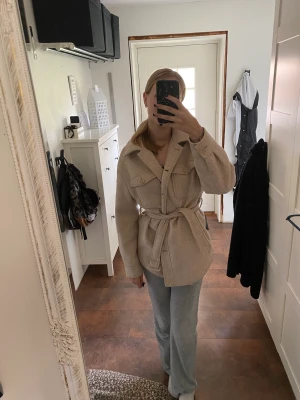 Höst/vinter kappa - Säljer denna fina höstkappa som passar perfekt nu till hösten och vintern, vill även nämna att den är fodrad inuti. Varför jag säljer den är just för att jag tycker att den inte passar bra på mig.💗Kontakta vid fler frågor😊