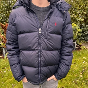 Ralh Lauren Jacka  - Schysst Ralh Lauren Jacka i bra skick. Endast använd ett fåtal gånger.  Modellen är 190 cm.  Nypris: 4595 kr Mitt pris: 2499 kr Skick: 10/10