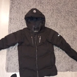 Sail racing jacka  - Fin jacka köpt från sail racings hemsida för 2800kr mitt pris är 1000kr 