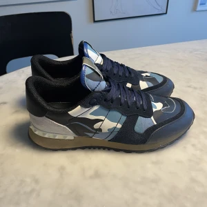 Valentino rockrunner  - Valentino rockrunners i väldigt gott skick. Skulle säga 8/10, inga stora defekter alls. Nypris 7500