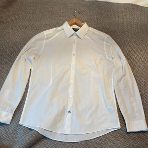 Vit skjorta  - Jag säljer den skjorta för bara 80 sek . Använda några gånger och är ser ut fortfarande som ny .