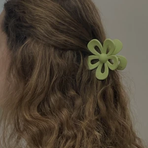 Hårklämma - Säljer dessa superfina hårklämmor. Väldigt snyggt till sommaren! (Har sålt den rosa)