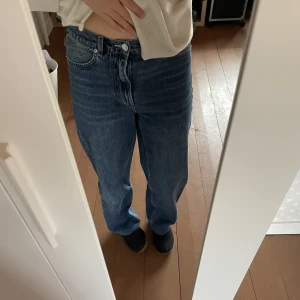 baggy lågmidjade jeans - bild 3 lånad från förra ägaren💗 det finns ett snöre inuti så man kan spänna jeansen runt midjan💗 de är noggrant uppsydda på symaskin🙌  Jag är 164☺️