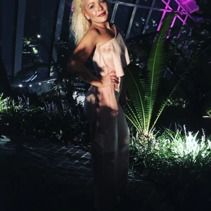 Byxdress i siden - Vacker byxdress i puderrosa sidenmaterial med tightare passform upptill för markerad midja från Miss Selfridge. Köpt på märkesbutik i London. Nypris 1200kr