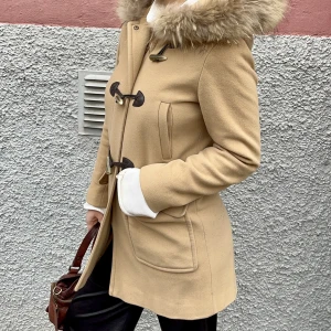 Pälskappa - Supersnygg Marvin Richards kappa! Fint skick, något slitna knappar, skriv för fler bilder☀️☀️  Pälsen är tvättbjörn, material är ull & kashmir, och storleken är XS men passar även liten S   Nypris: 3000 Pris kan diskuteras vid snabb affär 