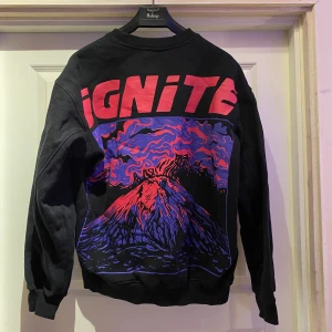 Ignite hoodie  - Säljer denna feta ignite hoodie då den blivit förliten för mig, den är i väldigt bra skick och är köpt i butik fär 600kr