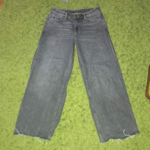 Mörkgrå weekday jeans med brun stitching. Säljer då de är små och inte kommer till användning, köparen står för frakt.