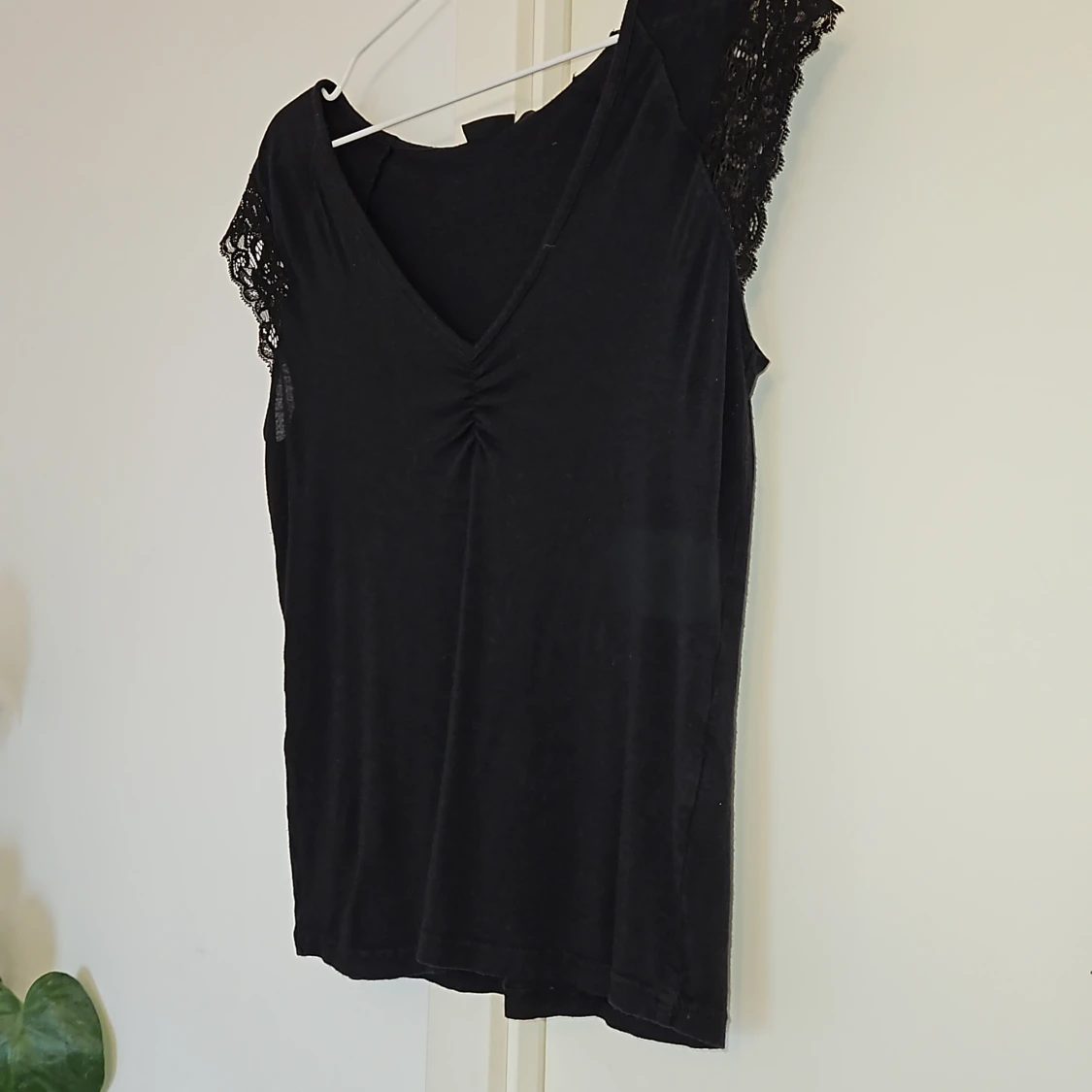 Svart tröja med cleavage o spets - 90