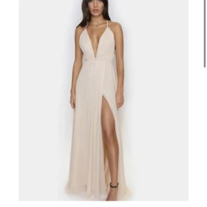 Balklänning - Balklänning från Ivoryfield. Lite smutsig nedtill men det syns inte när man bär den. Strlk 34 men passar 36 också