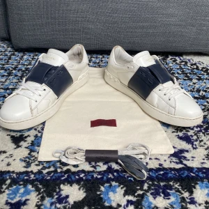 Valentino - Tjena nu säljer jag mina jättefina valentino skor. Skick 7/10 lite slitna i sulan men annars fint skick. Nypris 7499, mitt pris 2299. Dustbag och nya snören tillkommer. Perfekta skor nu inför hösten. Hör gärna av dig vid frågor eller funderingar!❤️