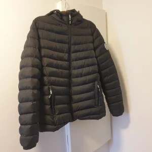 Vinterjacka  - Vinterjacka från Vinson Polo club. Helt ny med prislappen kvar, nypris är 999kr 