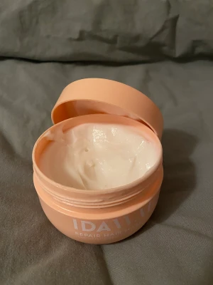 Ida Warg Hårmask - Repair Hair Mask från märket Ida Warg En mask som vårdar ditt hår med ljuvligt doft. Använt en gång så bara öppnad o taget väldigt lite av. Värt o köpa 300 ml