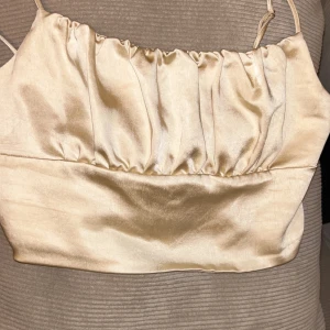 Favorit topp! Sjukt snygg beige topp -  beige topp från zara som jag använt några gånger men vuxit ur den justerbar 