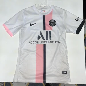 Psg tröja  - Fettt och stilig psg tröja. Skick 10/10. Den år blank på baksidan. Kontakta för fler bilder o info 