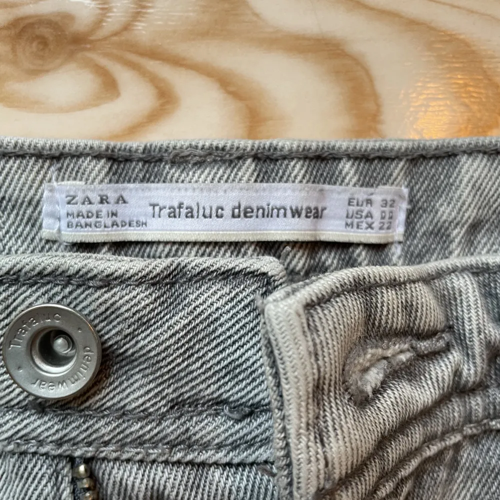 Fina jeans ifrån Zara med storlek 32. Hör av dig om du vill veta något mera❤️ Kostar 35kr❤️. Jeans & Byxor.