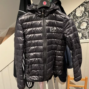 Armani Jacka  - Säljer min oanvända Armani EA7 jacka. 449 kr