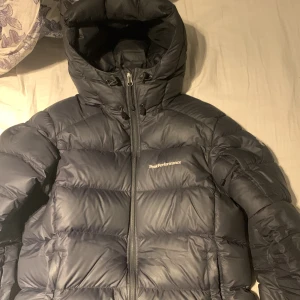 Peak performance jacka  - Säljer peak performance jacka med ett litet hål går enkelt att lösa men inget jag orkar fixa de syns ej, pris går att diktera.postar helst igenom postnord💞