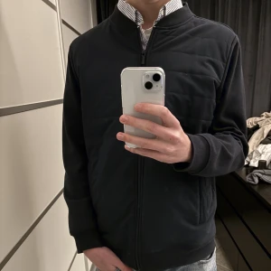 Fynch Hatton Cardigan - Säljer denna stilrena och knappt använda Fynch Hatton Cardigan | Skick 9.5/10 | Nypris 1000kr | Modellen på dessa bilder är 183 cm | Hör av er vid frågor och funderingar🙌🏼