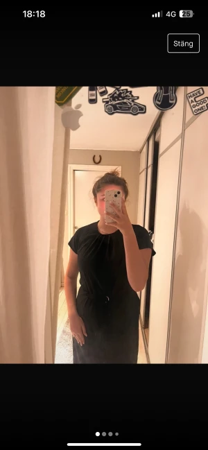 Kort svart klänning - En svart kort klänning med tillhörande bälte i samma material med gulddetalj, oanvänd men ej någon prislapp