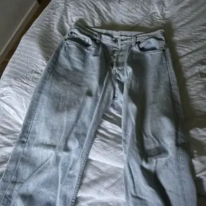 Lowrise jeans från Levis som tyvärr är lite för stora för mig🩷