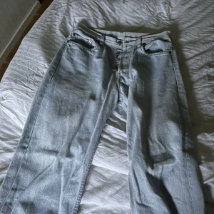 Levis lowrise jeans - Lowrise jeans från Levis som tyvärr är lite för stora för mig🩷