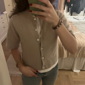 & Other Stories kofta  - Intressekoll❤️‍🔥❤️‍🔥 Superfin trekvartslång kofta från & other stories❤️‍🔥❤️‍🔥 koftan är i fint skick och storlek xs men passar även s-m beroende på hur man vill att den ska sitta❤️‍🔥❤️‍🔥 