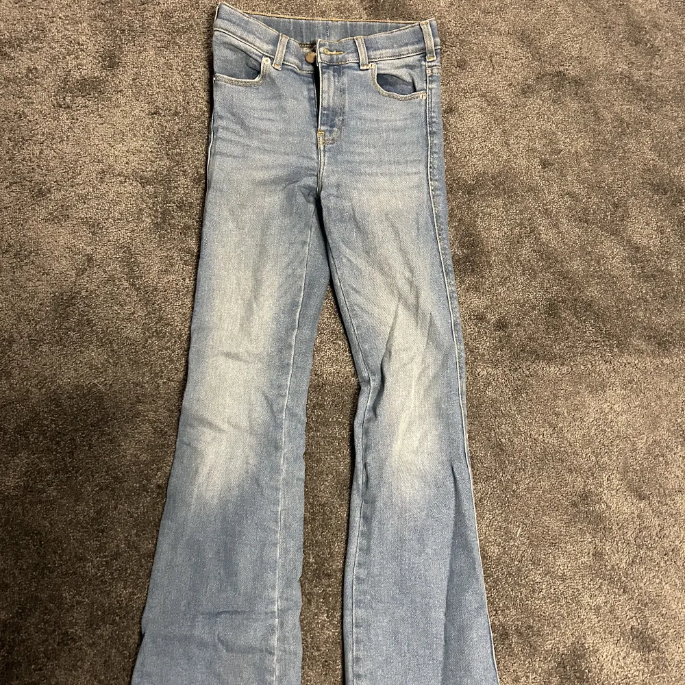 Säljer mina dr denim jeans som inte kommer till användning. De är i storlek XS. Super fina jeans! Jag står ej för frakten. 🩷⭐️. Jeans & Byxor.