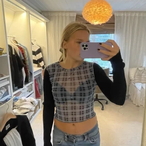 See thru topp - Otrolig fest topp i rutigt mönster som är lite see through💥